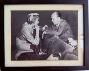 1967 Noel Coward & Marlene Dietrich Pressefoto - London Candid, gerahmt - Bild 1 von 1