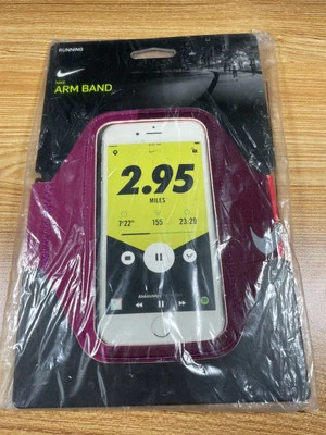 Brazalete para correr Nike delgado se adapta a la mayoría de los teléfonos inteligentes carmesí brillante raíz de remolacha oscura Foto 1 de 2