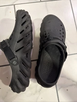 Zueco Crocs Echo en negro unisex, W12/M10 Foto 1 de 3