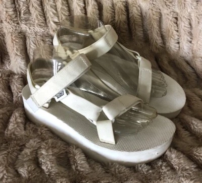 Sandálias femininas Teva plataforma branca universal tamanho 8 - Imagem 1 de 4