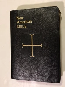 New American Bible 1970 Faux Leather Vintage - Imagen 1 de 3