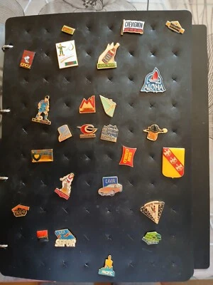 lot de 76 pin's dans un petit classeur - Photo 1/3