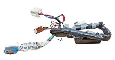 Subchicote de fios para console central Nissan Maxima 2006–2008 24167-ZK31A FABRICANTE DE EQUIPAMENTO ORIGINAL - Imagem 1 de 4