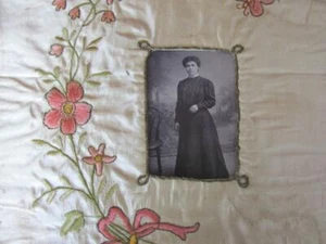 19C ANTIQUE HAND EMBROIDERED w/GOLDEN THREADS SILK PHOTO FRAME  - Picture 1 of 7