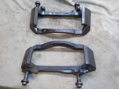 01 02 Dodge Ram 2500 left right FRONT axle disc brake caliper mount brackets — 第 1/4 张图片