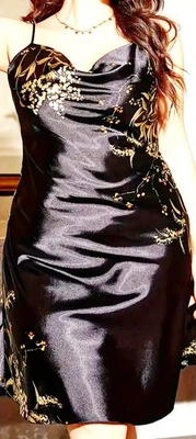 CAMISÓN GLAMOROSO SLINKY LÍQUIDO SATINADO NEGRO Y DORADO ESTAMPADO FLORAL M L NUEVO CON ETIQUETAS Foto 1 de 2