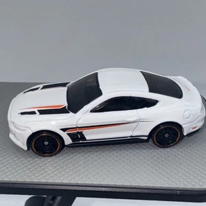 Ford Mustang GT 2016 Hot Wheels '15 blanco con negro PR-5 Malasia - Imagen 1 de 6