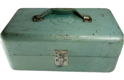 Caja de aparejos metálicos vintage J C Higgins 2 bandejas con logotipo de pez llena de equipo antiguo Foto 1 de 4