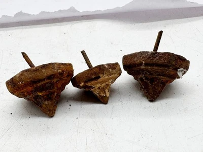 JUEGO DE 3 REMATES SUPERIORES DE VALLA DE HIERRO FUNDIDO DE COLECCIÓN BASE HEXAGONAL FORMA DE ESPIGA OXIDADA SALVAMENTO Foto 1 de 4