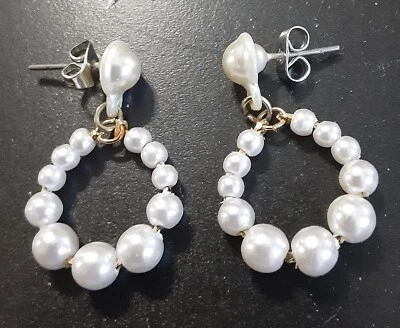 Pendientes colgantes de aro de perlas de imitación de 1 pulgada Foto 1 de 4