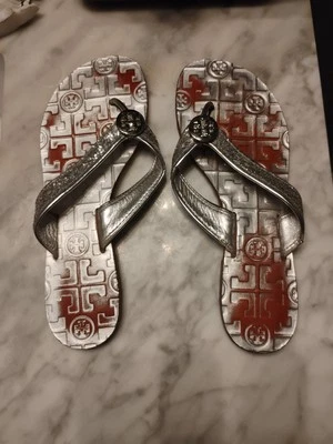 Sandalias Tory Burch Thora 6 M Plateadas Brillo/Cuero Chanclas Tanga Foto 1 de 4