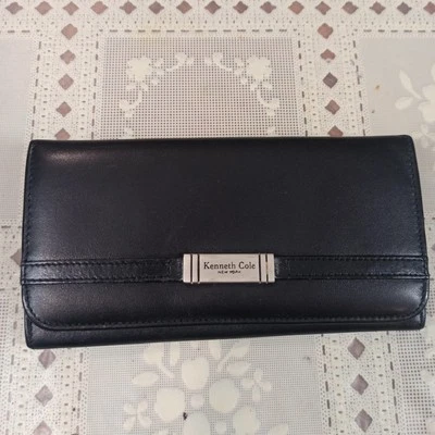 Cartera de mano Kenneth Cole de cuero negra para mujer con detalles plateados Foto 1 de 4