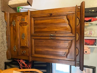 Antiguo armario de roble tallado del siglo XIX Foto 1 de 2