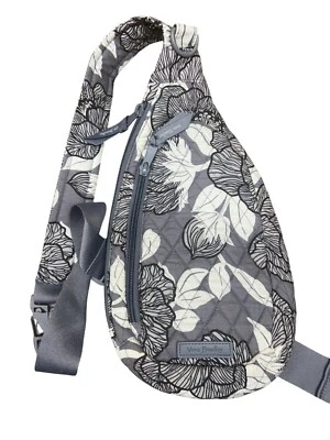 Bandolera acolchada floral gris y blanca Vera Bradley con cuerda ajustable Foto 1 de 4