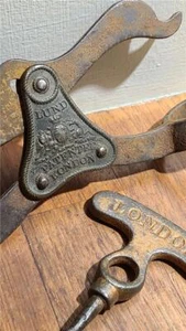 Antique Lund 2 Piece Lever Corkscrew in Steel & Brass Good Original Condition - Foto 1 di 4