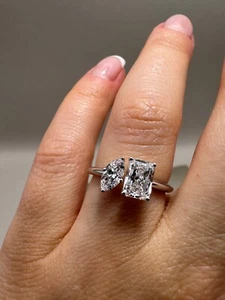 Anillo radiante y marquesa de diamantes cultivados en laboratorio de 1,30 quilates de oro blanco de 18 quilates LGSL57 - Imagen 1 de 18