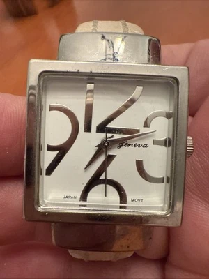 Женские платиновые часы-манжеты Geneva с квадратным белым циферблатом и кремовым кожаным ремешком - Изображение 1 из 4