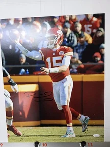 Patrick Mahomes Signed Kansas City Chiefs Blind Pass vs. Ravens 16x20 Photo JSA - Picture 1 of 6