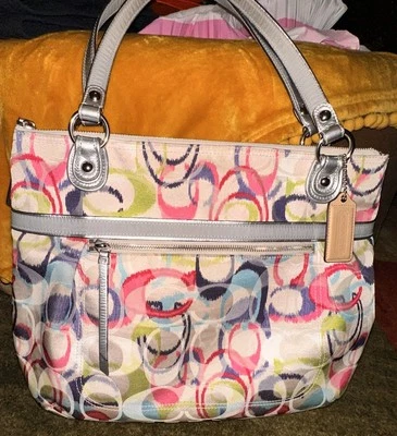 Bolso de Mano/Bolso de Hombro COACH Poppy Ikat 19876 Signature C Glam Plateado y Multicolor Usado en Excelente Condición Foto 1 de 4