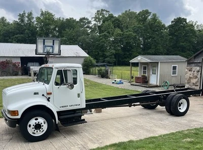 2001 International 4700 - Image 1 of 4
