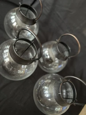 Juego de 4 linternas redondas de vidrio y aluminio - decoraciones colgantes. "7,5"" x 7,5""" Foto 1 de 4