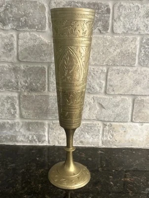 "Florero vintage de latón de 9"" con pedestal grabado India cáliz grabado" Foto 1 de 4