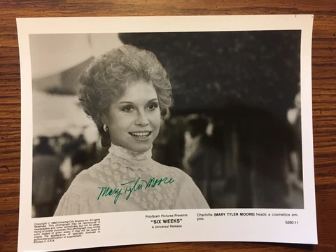 AUTOGRAPHED MARY TYLER MOORE SIGNED 8 x 10 OFFICIAL MOVIE STUDIO PROMO SIX WEEKS Cover