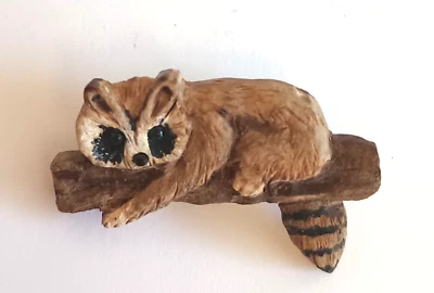 Prendedor vintage de madera de mapache hecho a mano firmado y fechado Foto 1 de 3