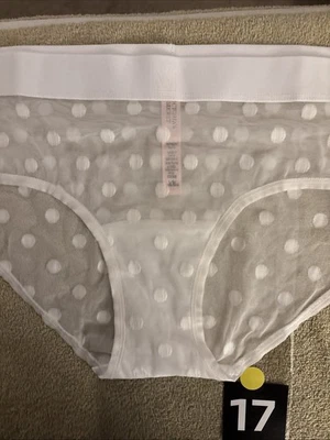 Bragas hipster Victoria’s Secret grandes de malla blanca con puntos Foto 1 de 4