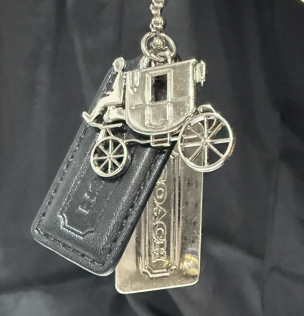すぐ届く◇COACH◇IE HORSE AND CARRIAGE L BAG CHARM COACH Metal Silver Tone Horse Carriage Hang Tag Bag Charm