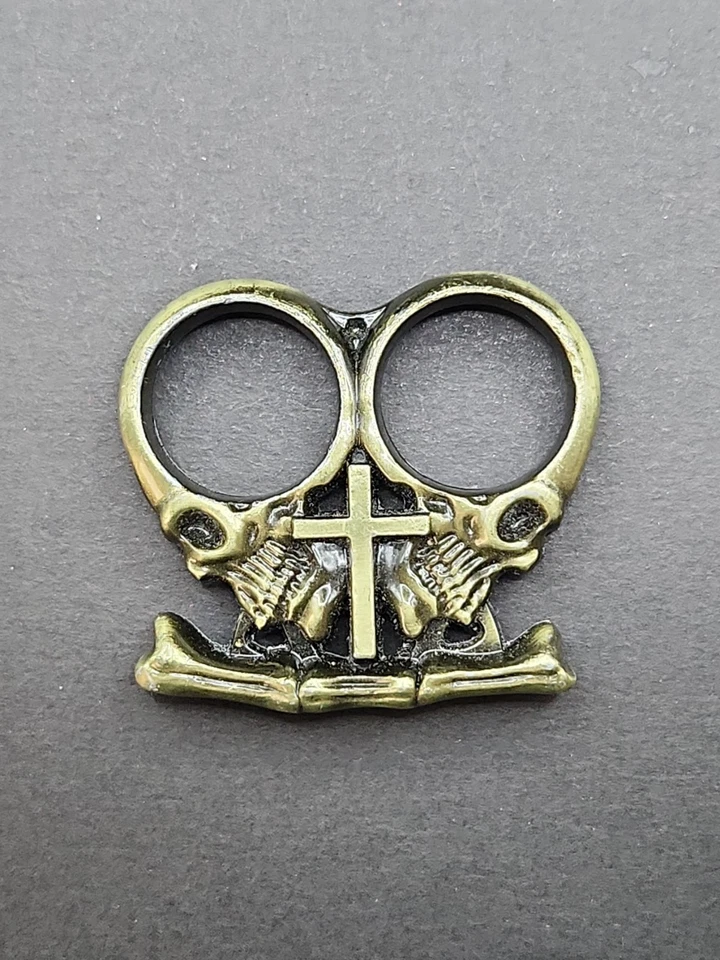 Двойной череп с крестом твердого металла двойное кольцо  - Изображение 1 из 1