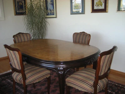 MESA DE COMEDOR DE NOGAL (BURLED) Y 4 SILLAS A JUEGO--TODO ESTILO LOUIS XV Foto 1 de 4