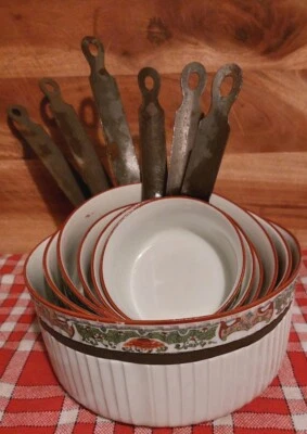 Batterie De Six Casseroles Anciennes En Porcelaine / Aluminite Emaillée - TBE - Photo 1/4