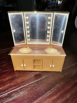 Vintage Tomy Casa de Bonecas Banheiro Pia Espelho Vaidade Armário Gavetas Abertas - Imagem 1 de 4