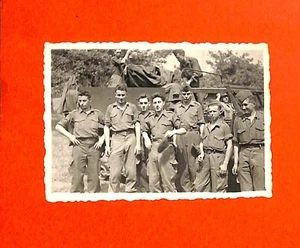 PHOTO GROUPE DE SOLDATS DEVANT UN VÉHICULE MILITAIRE - Picture 1 of 2