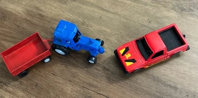 TOOTSIE TOY Trator Agrícola Vintage Metal Fundido Azul com Reboque Agrícola Vermelho e Caminhão - Imagem 1 de 4