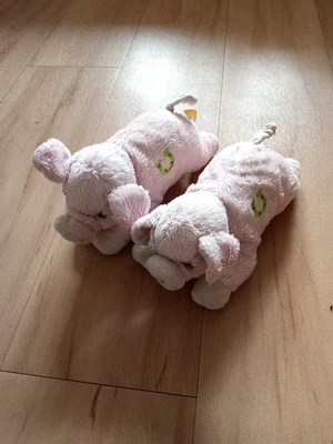 Plüschtiere Kuscheltiere 2 liegende Schweine Bob der Bär Galeria Kaufhof 20 cm - Bild 1 von 4