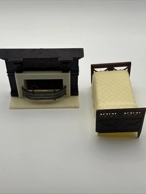 Muebles vintage para casa de muñecas para juguetes Marx, chimenea y cama Foto 1 de 4