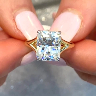 Anillo de compromiso con halo oculto de moissanita radiante de 4,65 quilates de oro sólido de 14 k en dos tonos Foto 1 de 4