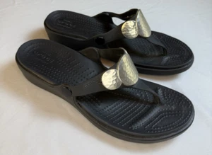 Sandali Crocs donna taglia 9W neri zeppa infradito argento martellato doppio comfort - Foto 1 di 10