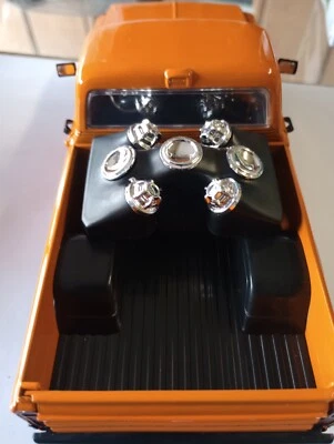 JADA JUST TRUCKS МАСШТАБ 1/24 7 КОМПЛЕКТ ДИНАМИКОВ С БАЗОЙ ДЛЯ 1972 CHEVY CHEYENNE  - Изображение 1 из 4