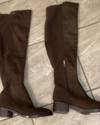 Mujer NUEVO SIN ETIQUETAS "Calvin Klein" Marrón Gamuza Hasta la Rodilla Bloque Tacón, Botas. Talla 6,5M Foto 1 de 3