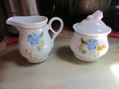 Juego de crema blanca y azúcar con flores dulces azules y amarillas hecho en Malasia Foto 1 de 4