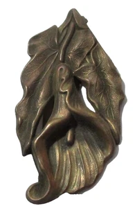 CALA LILY VINTAGE OLD DARKENED BRASS DRESS CLIP ART NOUVEAU - Picture 1 of 3