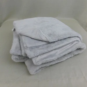 Manta reversible de piel de conejo sintética Umbral 50" x 60" gris claro #C874 - Imagen 1 de 7