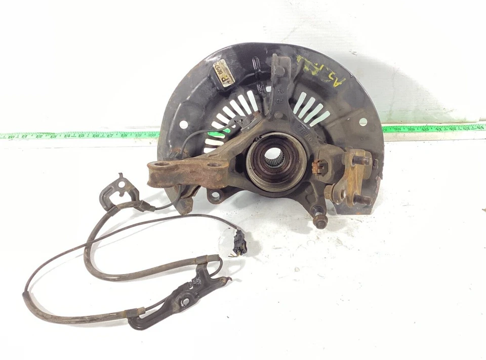 2011 - 2014 Toyota Sienna Front Right Side Spindle Knuckle Hub 43211-0E010 OEM . - Изображение 1 из 4