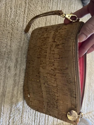 Muñequera Stephanie Johnson de corcho con flexión dorada Foto 1 de 4