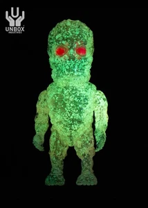Unbox Luminoso Trasparente Rosa Sofubi Edizione Limitata 7,5” Figura in Vinile - Foto 1 di 6
