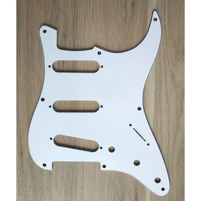 ADPGUITARPARTS Pickguard blanc 3 ply 8 trous pour Stratocaster style 57-62's