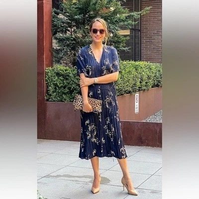 Vestido midi floral azul marino pequeño Vince para mujer con flores pintadas Foto 1 de 4